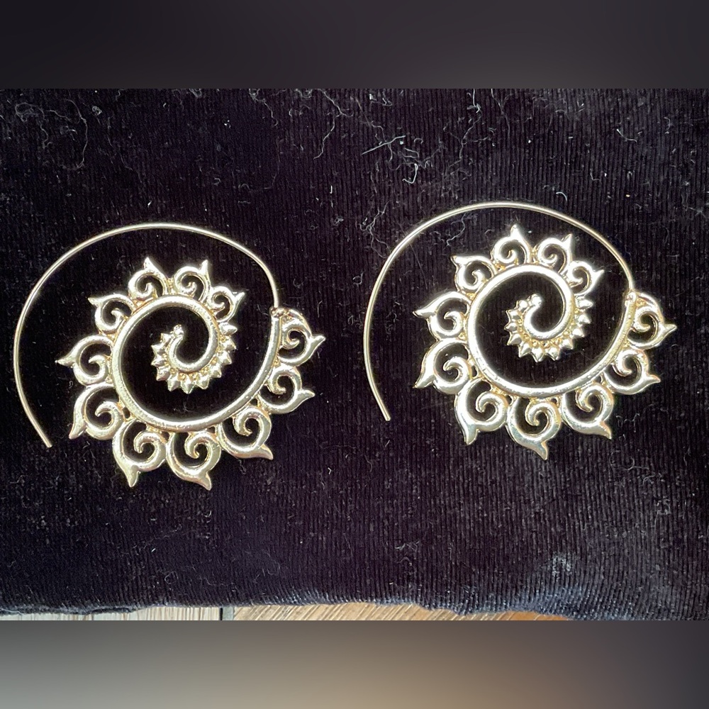 Set of gold earrings. EUC
